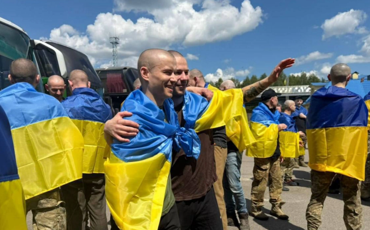 Одеська область зустрічає своїх: з неволі визволили дванадцятьох захисників Одеська область зустрічає своїх: з неволі визволили дванадцятьох захисників