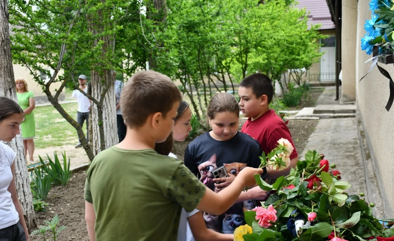 Пам’ять крізь біль: у селі Табаки увічнили ім’я загиблого оператора БпЛА Віктора Сакали