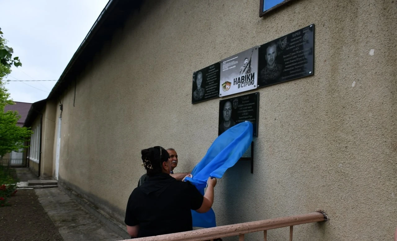 Пам’ять крізь біль: у селі Табаки увічнили ім’я загиблого оператора БпЛА Віктора Сакали